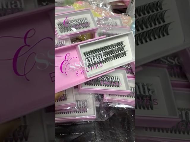  Are you a cluster lash lover?  #lashvendor #wholesalelashes #lashpackaging