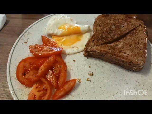 Un pomodoro, due uova, formaggio e pancare,colazione per due persone..