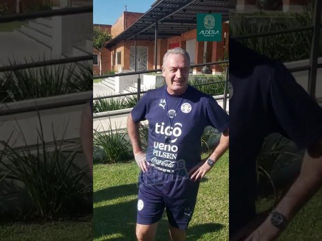 Entrevista al profesor Gustavo Alfaro antes del entrenamiento de la Albirroja