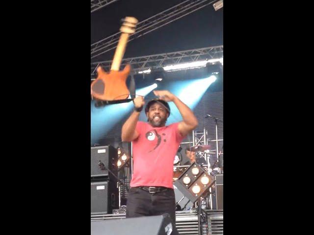  Victor Wooten bass juggling