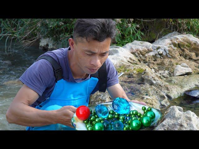 Unleashing Nature's Wonders: Girl Finds Treasure Trove of Pearls Inside Giant River Mussel