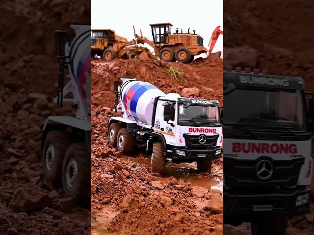 R/C Cement Mixer Overcomes Rocky Trails with Ease in Offroad Race!