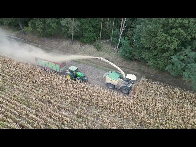 KRONE BIG X 1180 beim Mais Schlag anschneiden mit drei JOHN DEERE Abfahrer