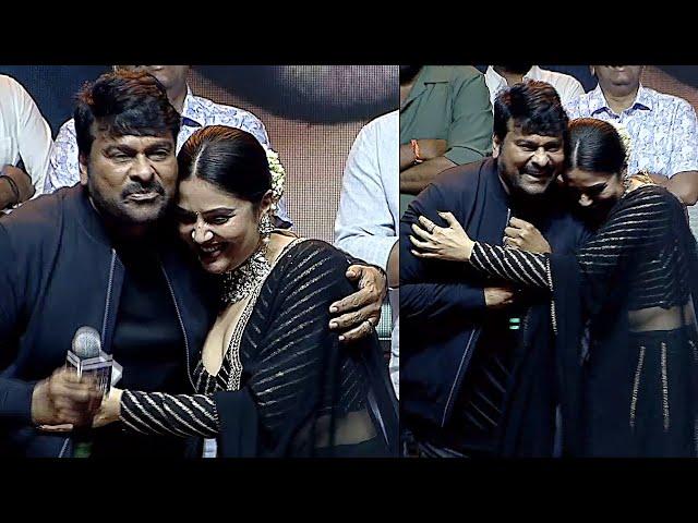 Sreemukhi Tight Hug To Megastar Chiranjeevi @ Bhola Shankar Pre Release Event | Daily Culture