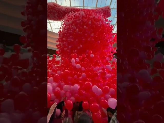 Balloons blast in Dubai Mall