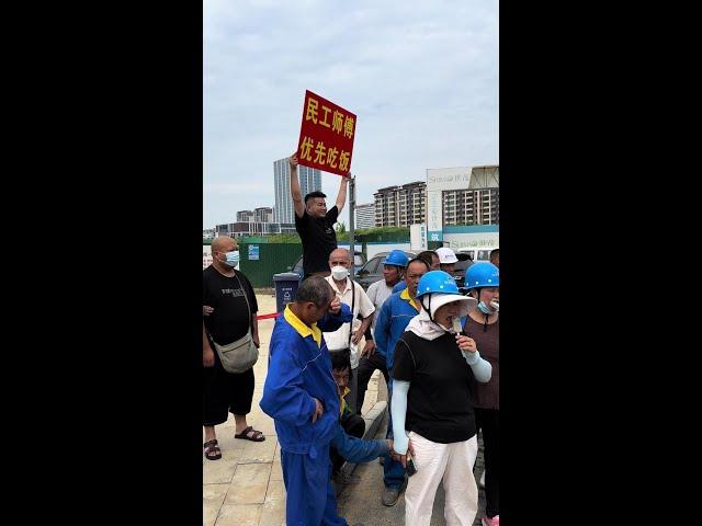 盒饭姐今天准时出摊，现场秩序好多了。民工师傅也能先吃上饭了！#盒饭姐 #快餐