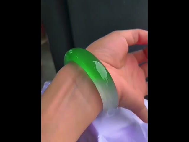 顶级翡翠手镯，美女姐姐最爱的收藏品#翡翠直播 #翡翠成品 #jade