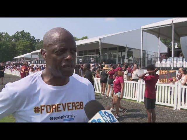 Washington legends Darrell Green and Joe Gibbs meet with Commanders players at practice