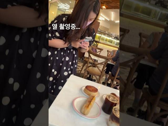 쁨아 나 이제 먹어도 되지?!?#cafe #기다리다 #빵