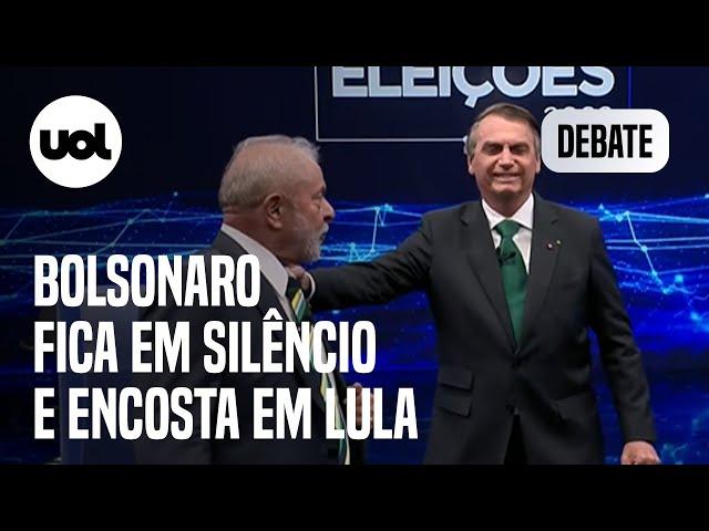 'Fica aqui': Bolsonaro toca em Lula após momento de silêncio em debate; veja o vídeo