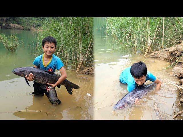 With simple fishing techniques, Minh caught a 10 kg "monster" right in front of his house.