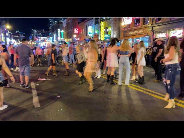 BROADWAY STREET NASHVILLE TENNESSEE SATURDAY NIGHT , DOWNTOWN NIGHTLIFE BARS 9/10/22