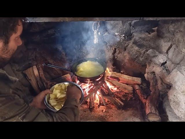 Patatas fritas con huevo y chorizo al estilo mío