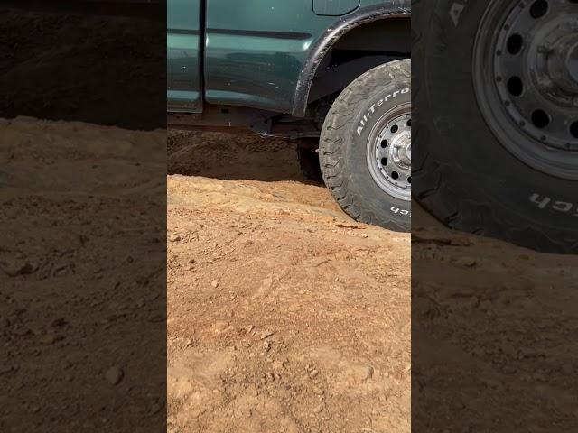 Do you really need mods to make a good off-roader?|Lifted 1st gen Tacoma on 31s crawls La Grange OHV