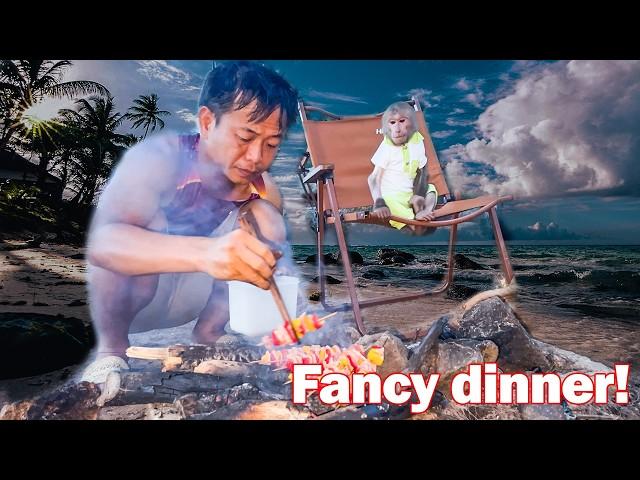 Bibi had an enjoyable evening with Uncle Phong by the beautiful beach!