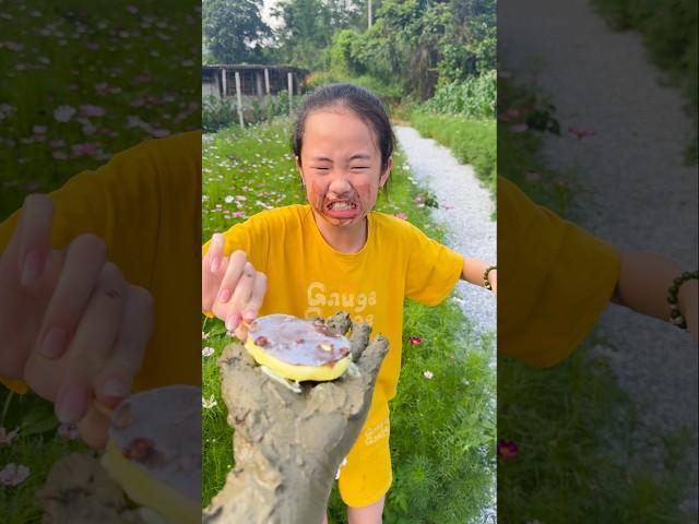 Thử thách để tay bẩn xin đồ ăn ,kẹo dâu và kem Celano ,ớt cay siêu ngon sự kết hợp hoàn hảo