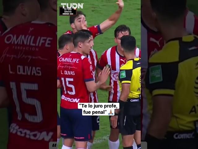 El “Pollo” Briseño le juraba al silbante que fue penal  #chivas #briseño