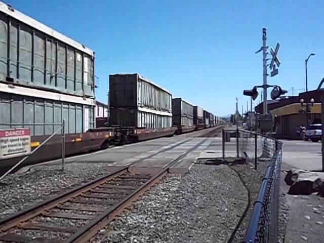BNSF 5327 & 5261 With Short Trash Train Through Puyallup