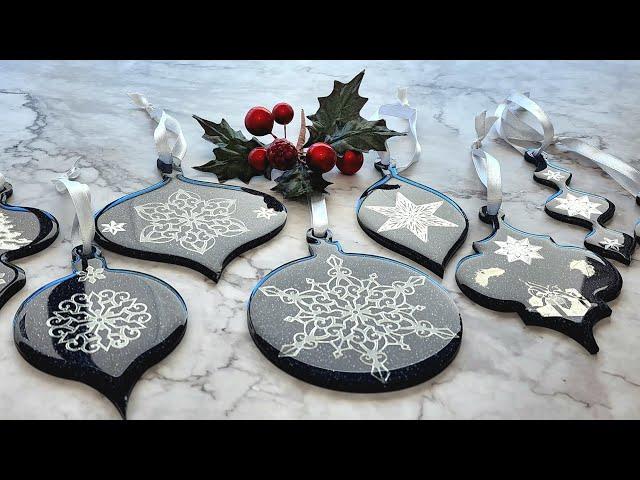 #1589 Elegant Navy And Silver Resin Christmas Baubles