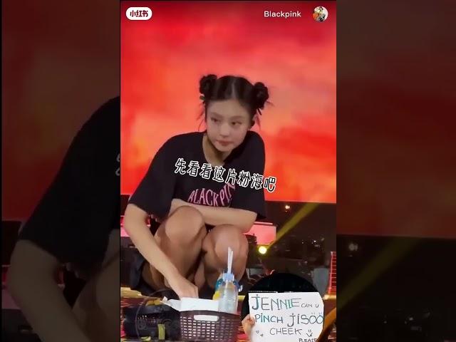 粉丝要妮妮捏秀秀的脸，粉丝太激动了 #blackpink #jennie #jisoo