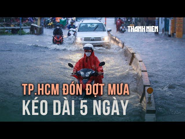 Đợt mưa lớn kéo dài 5 ngày ở TP.HCM, người dân ra đường đề phòng ngập