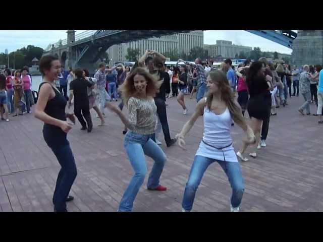 Rusas bailando cubaton (salsa open-air in Moscow 2012)/Танцуем кубатон на Мосту