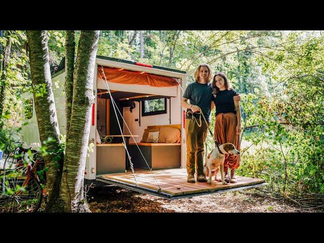 Pequeña casa en remolque de carga con plataforma elevadora y diseño único