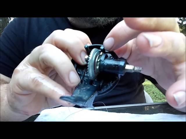 How to maintain a spincast fishing reel