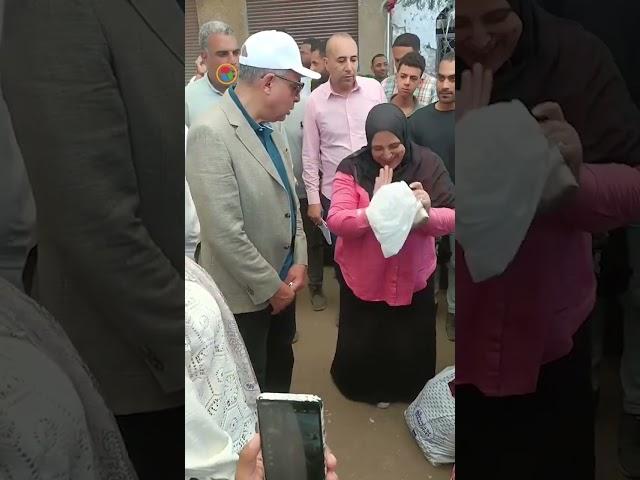 مجهزلكم لحمة وكوارع.. محافظ المنيا يمازح سكان عقار آيل للسقوط قبل نقلهم