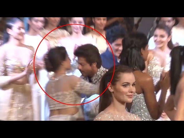 Shah Rukh Khan Walks On The Ramp Like A King, Hugs Kajol | follo.in