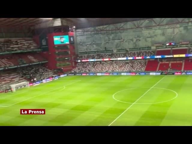 Llegada de la selección de Honduras al Estadio Nemesio Díez