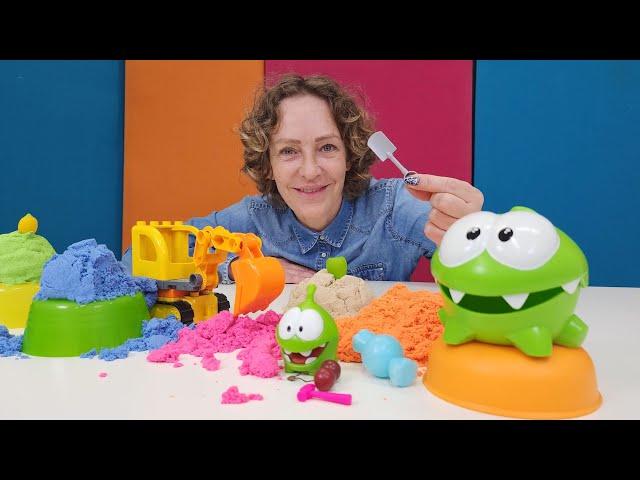 Farben Lernen mit Nicole - OmNom spielt mit kinetischem Sand - Spielzeugvideo für Kinder