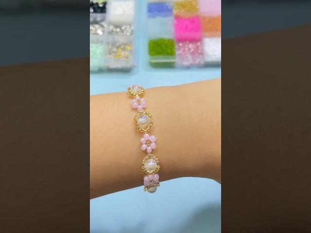 Pinky beaded bracelet #beadsbracelet #jewelrytutorial #vlog #handmadejewelry #beadedbracelet #shorts