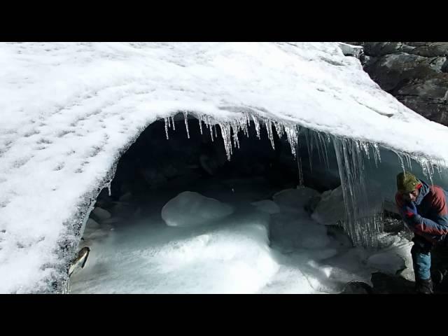 Pax Arctica Expedition Rwenzori 2014 - Exploring a "crevasse" V2