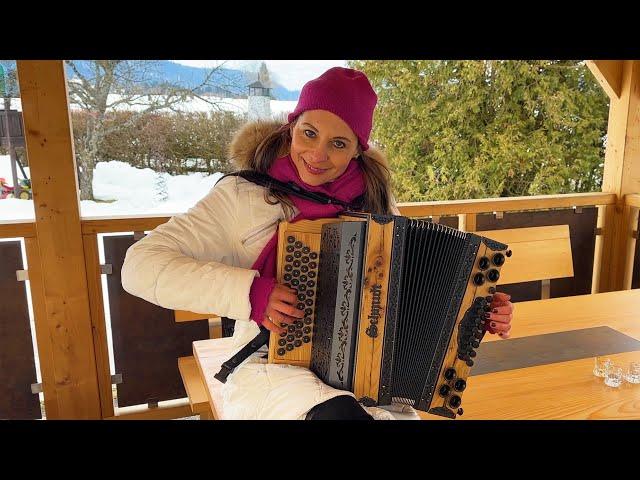 Claudia Hinker spielt die Pretuler Polka auf ihrer Steirischen Harmonika