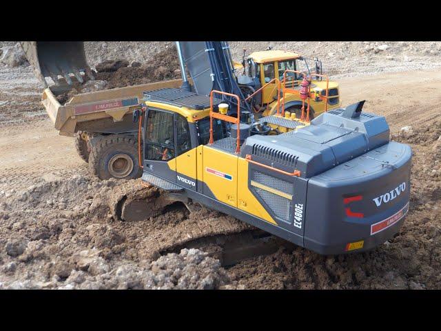 Escavatore Volvo EC480E con dumper Volvo A45G di E.MA.PRI.CE in una cava a Possagno (TV)