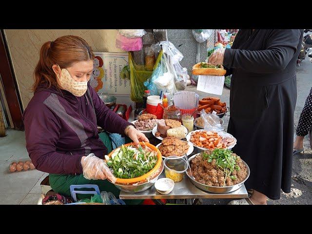 Đây là hàng bánh mì thịt chả 10k/ổ đông khách nhất ở vỉa hè Sài Gòn