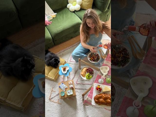 #ad Girl dinner with Fig, featuring the new@PurinaFancyFeast Set for Delight collection!