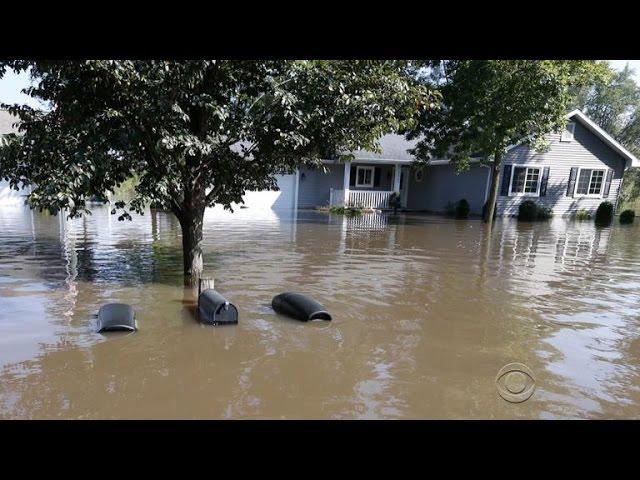 Thousands flee to beat flooding in Cedar Rapids, Iowa