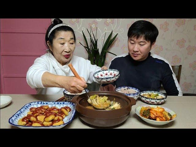 오늘은 된장찌개에다가 빠질수없는 꼬마돈까스 먹방~~