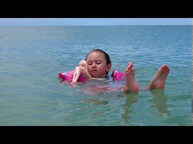 Ava Swimming in the Gulf kis2mu