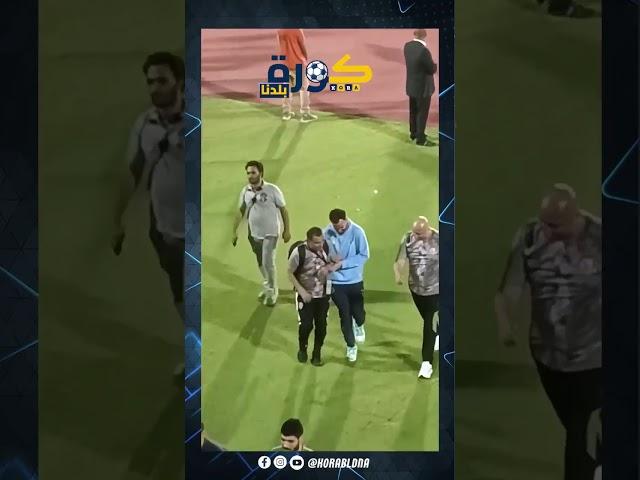 شوف محمود دونجا لاعب بيراميدز يدخل في وصلات ضحك وهزار مع مسئولي الزمالك بـ نهائي كأس مصر