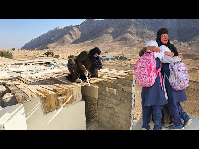 Grandmother's veteran and creative hands: the unique art of planking the roof of the house