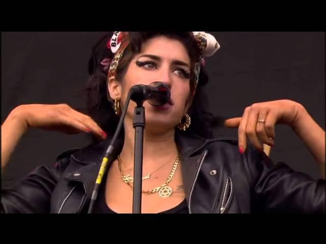 Amy Winehouse 2008-07-13-T in the park