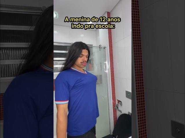 A menina de 12 anos indo pra escola