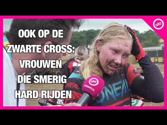 De MEIDEN op MOTOREN van de Zwarte Cross