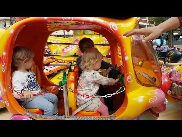 kindermuziek en kermis draaimolen glijbaan spelen met Beau