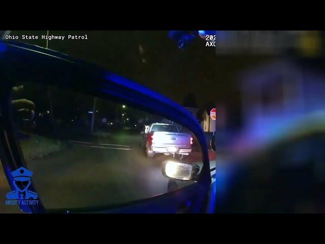 Driver Has No Clue That Police Is Chasing HIM!