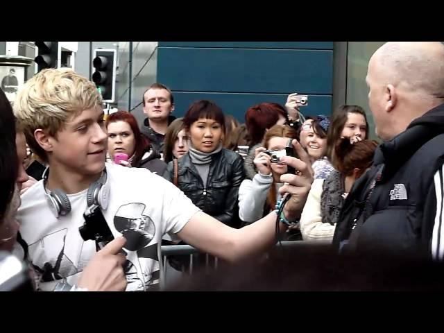 One Direction meeting fans in Manchester  crazyyyyyyyyyyy!