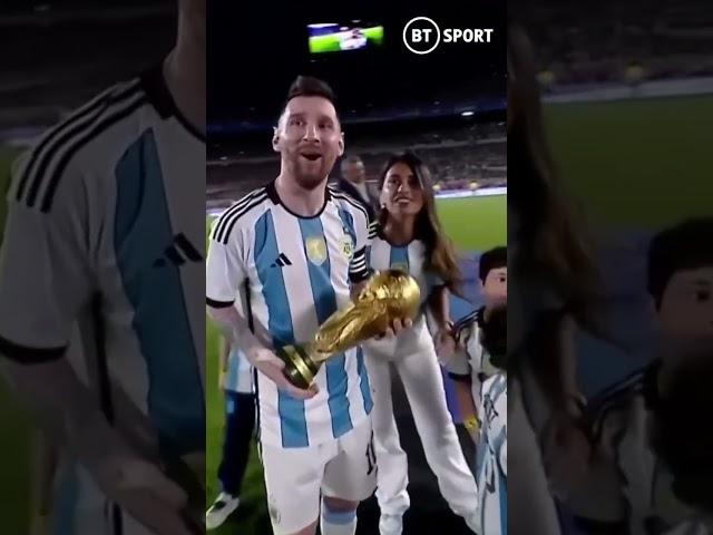 Lionel Messi shows off the World Cup to Argentina’s fans! 